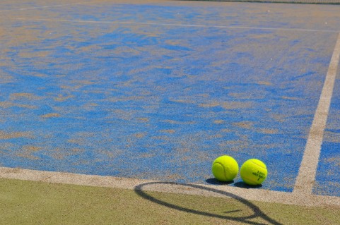 テニスコートとボール